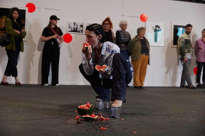 Performance by Astrit Ismaili and students from the Basel Academy of Art and Design FHNW Photo: Moritz Schermbach